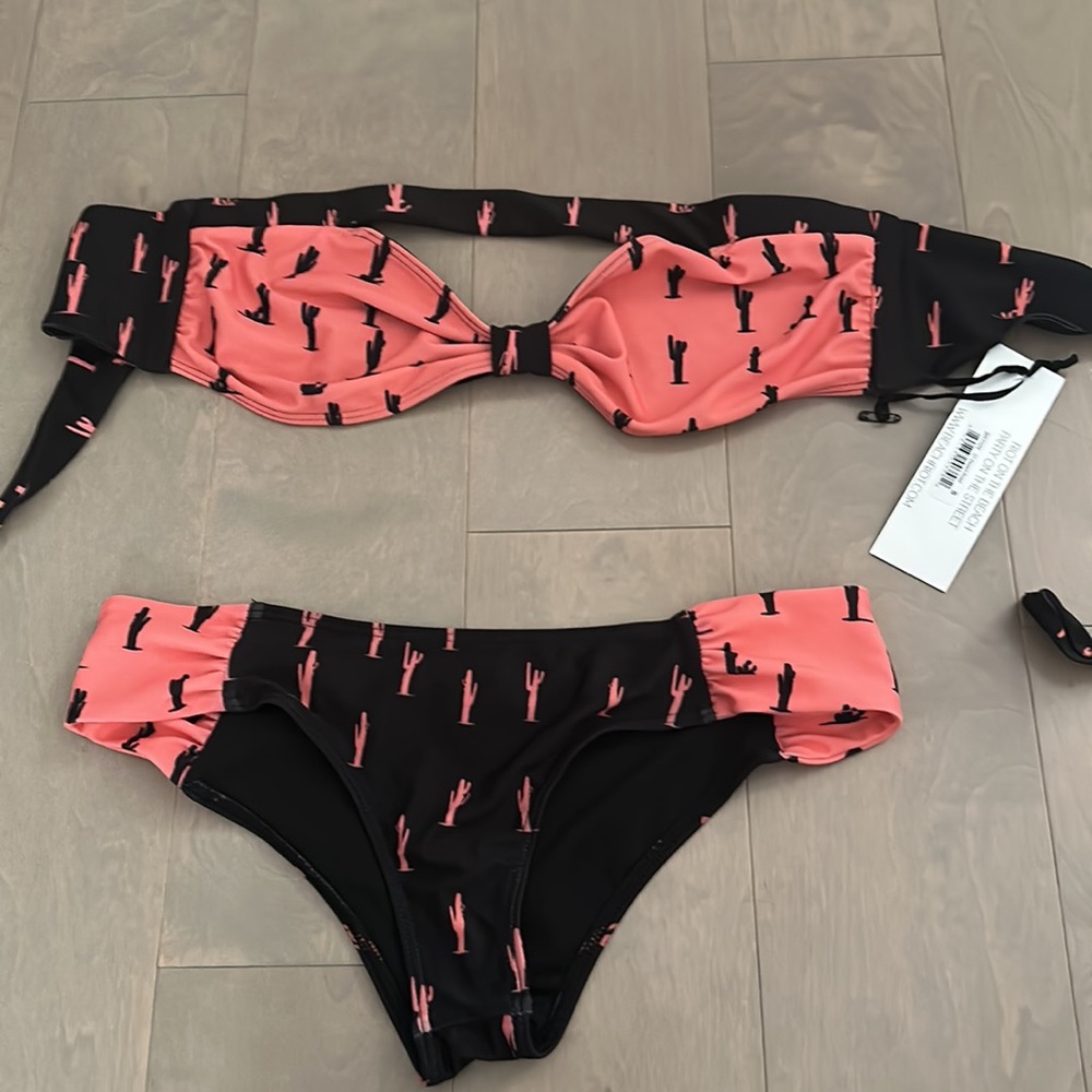 BNWT adorable Beach riot bikini bandeau and bottom size Small